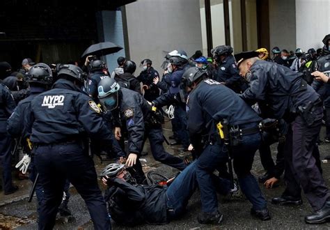 UCPD in Riot Gear Separate Protesters as Quad Tensions Escalate